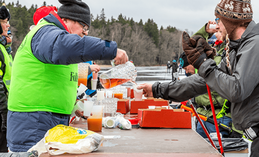 Person som serverar dryck vid ett evenemang utomhus. Foto: PERBOGE