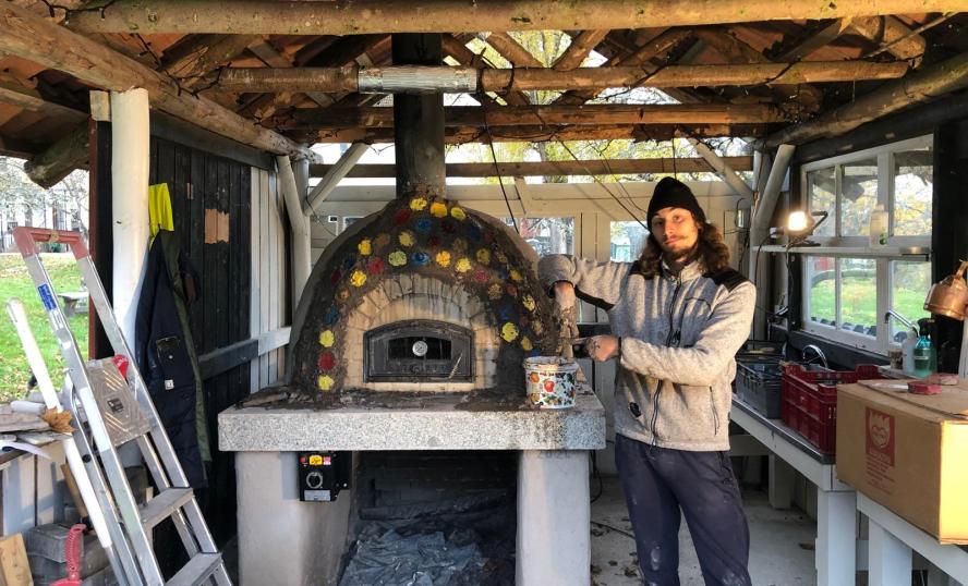 Tom with his pizza oven at Ängsbacka kursgård